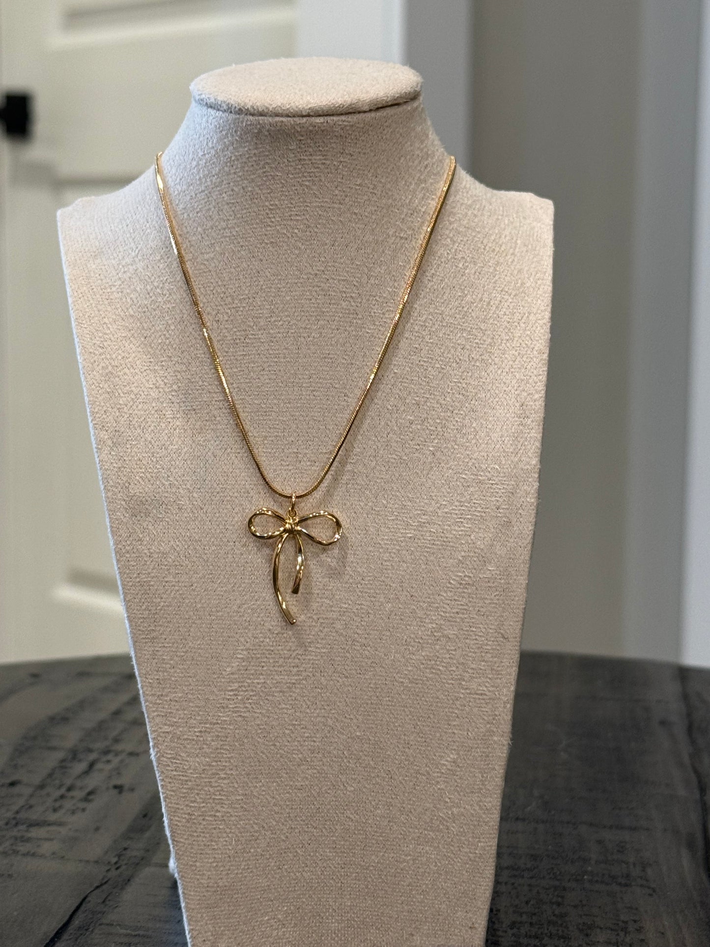 Elegant Golden Bow Pendant Necklace