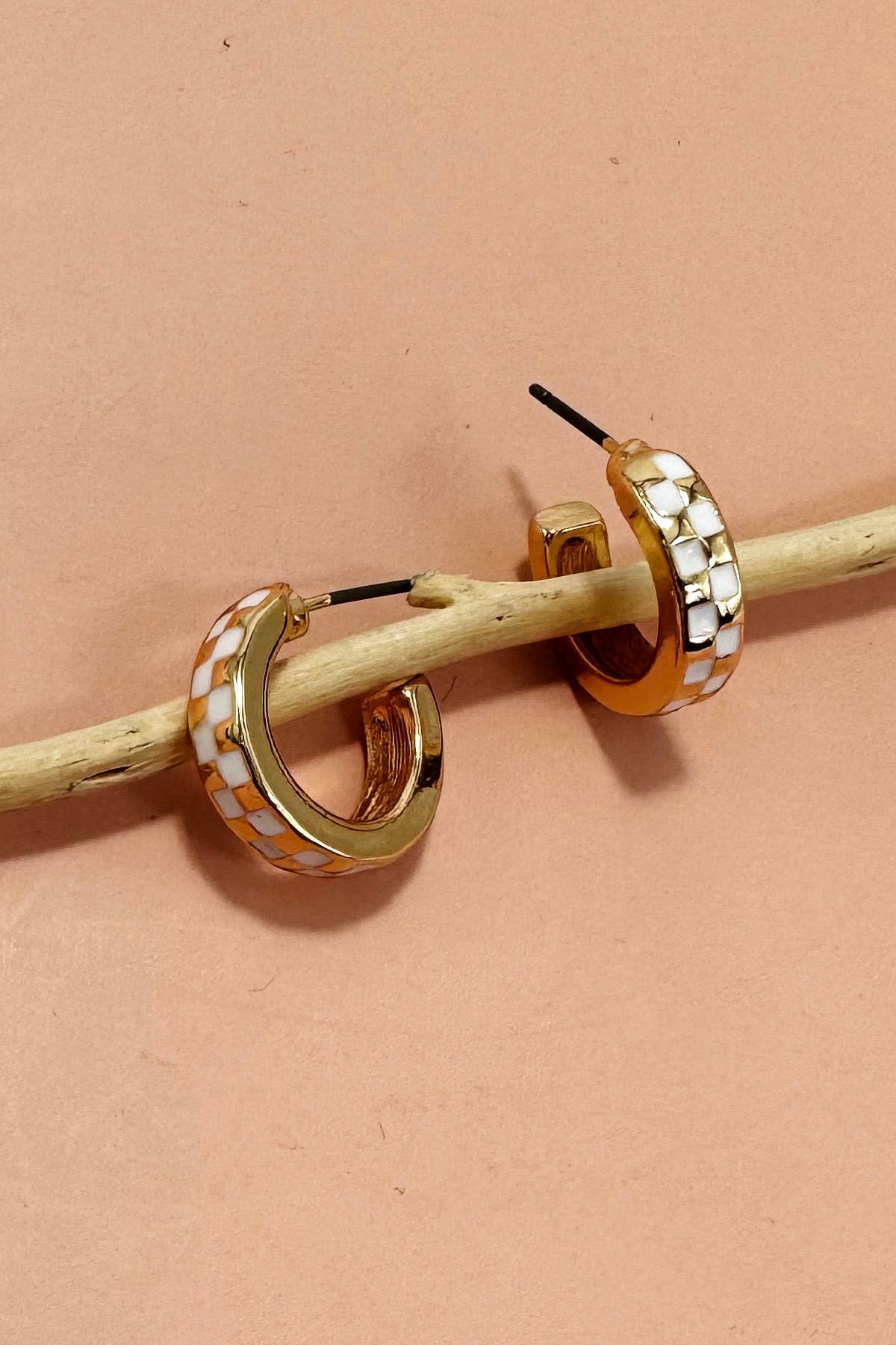 MINI CHECKER HOOP HUGGIE EARRINGS | Gold/white
