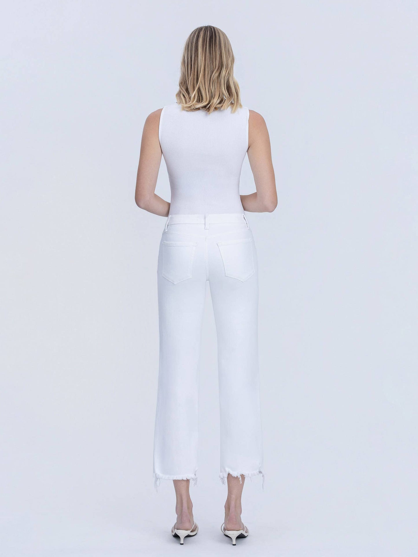VERVET MID RISE UNEVEN FRAYED HEM CROP STRAIGHT JEANS OPTIC WHITE