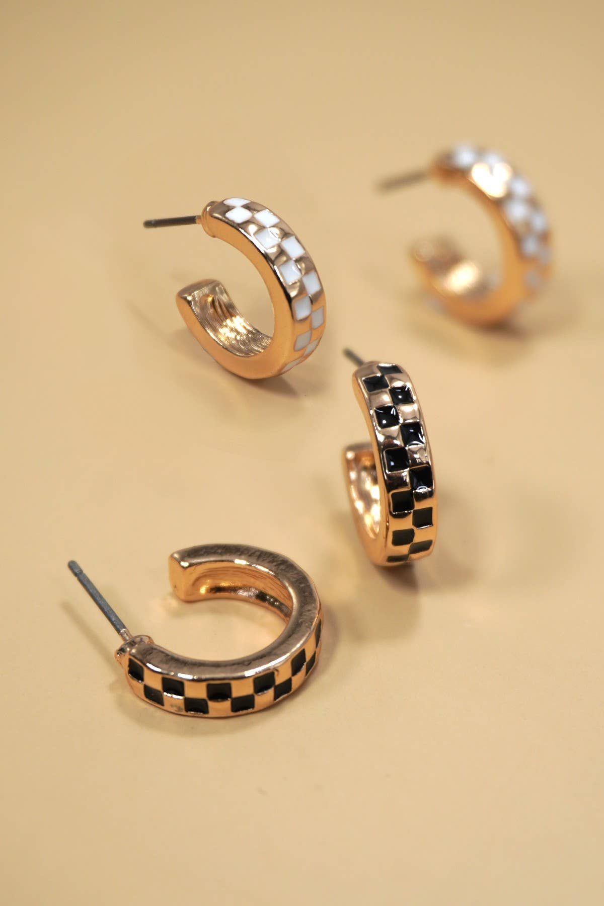 MINI CHECKER HOOP HUGGIE EARRINGS | Gold/black