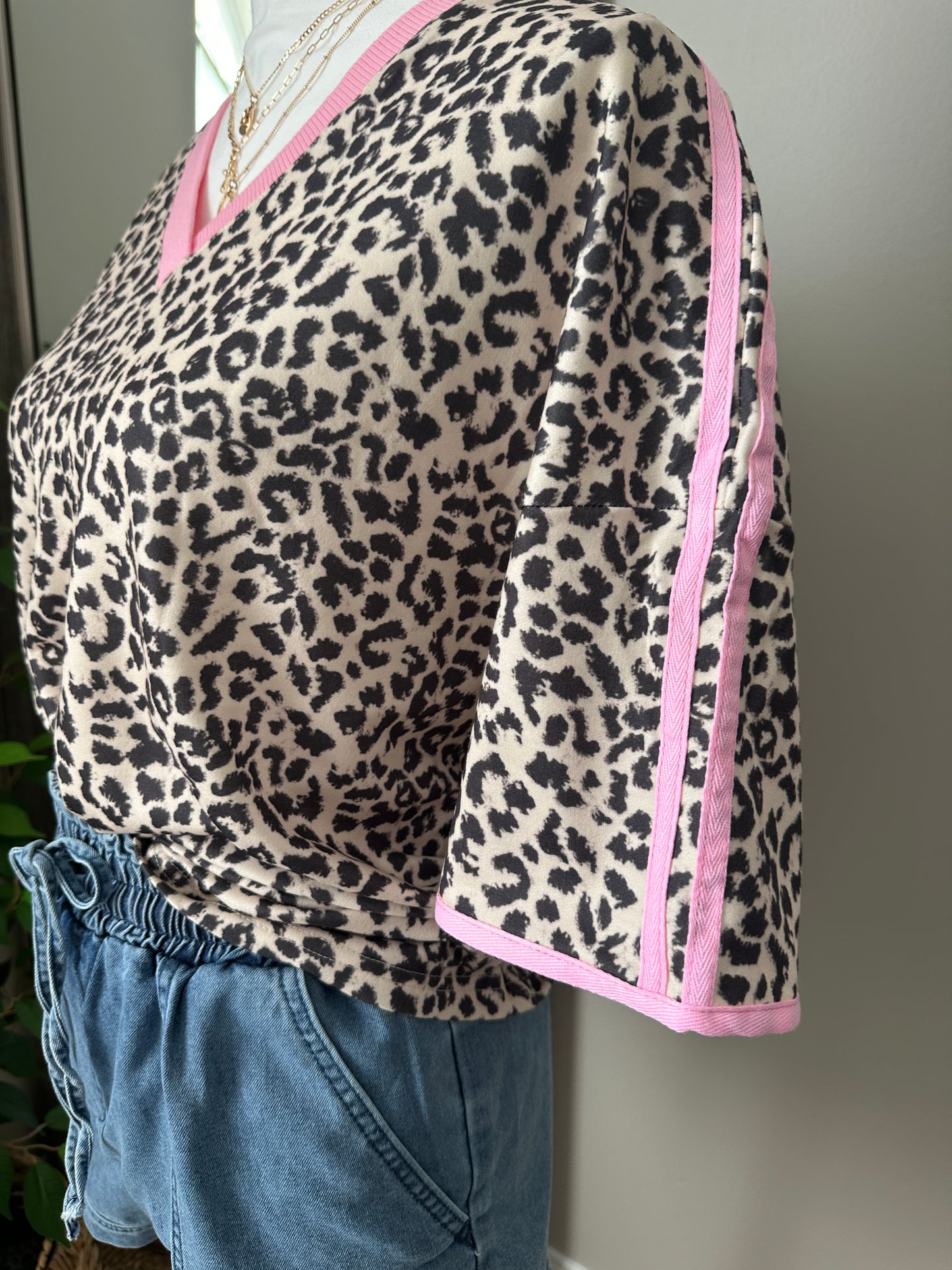 Leopard Contrast V Neck Short Sleeve Top