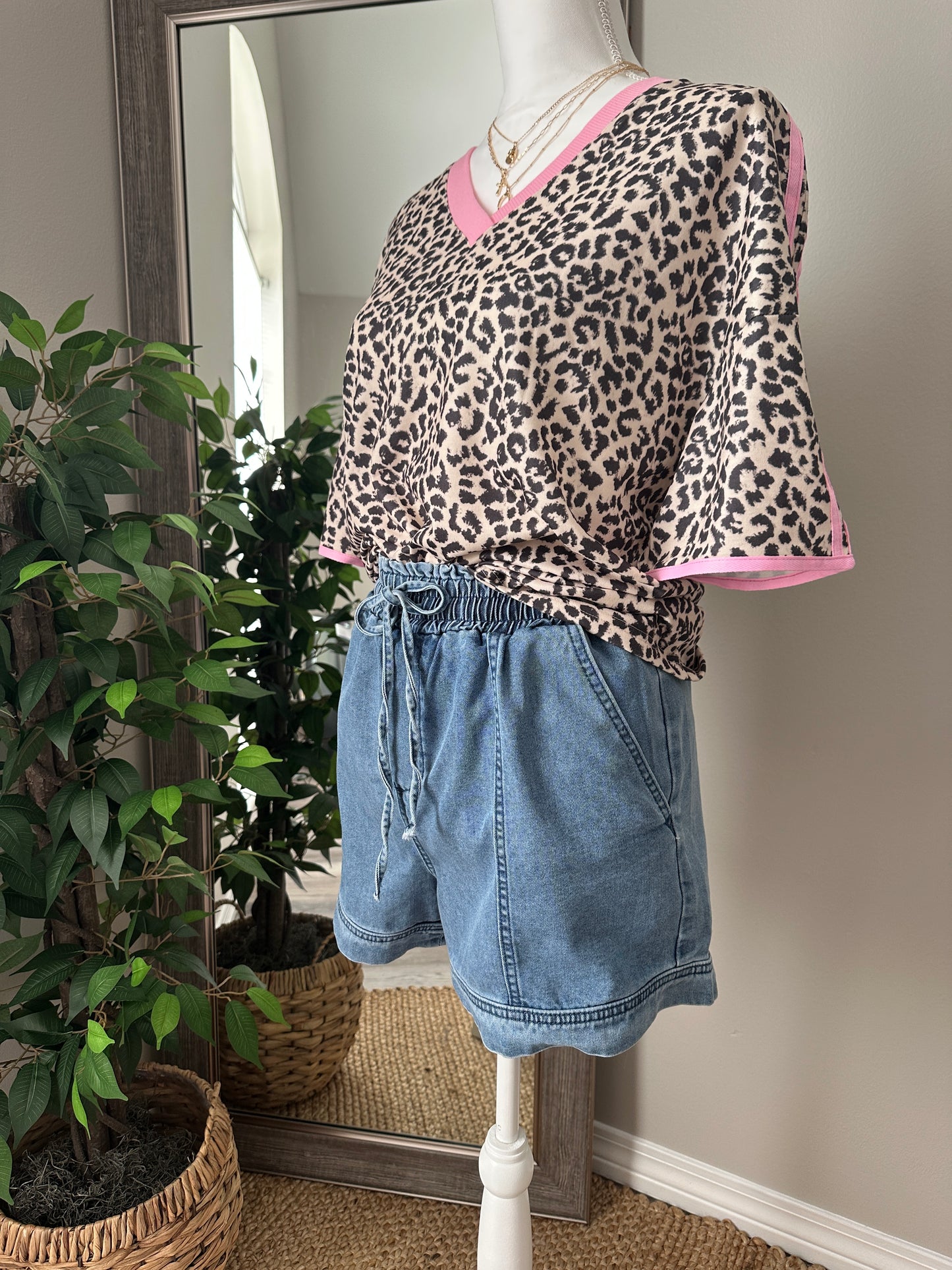 Leopard Contrast V Neck Short Sleeve Top